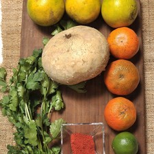 3 Naranja 3 mandarina 1 Jícama ¼ manojo Cilantro 1 limón Sal Chile piquín