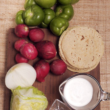 3 chiles poblanos ½ taza de crema 150 gramos de queso fresco 10 tomates verdes 12 tortillas 1 huevo ¼ de lechuga 2 chiles serranos ½ cebolla en rebanadas Manteca de puerco 8 rabanitos