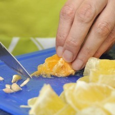 Cortar cada gajo a la mitad.