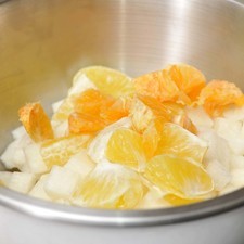 Pelar la jícama y cortar en trozos tamaño bocado. Mezclar las naranjas, mandarinas y jícama en un tazón.