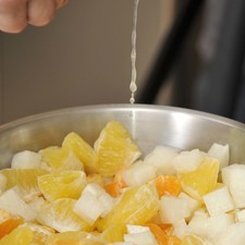 Agregar el jugo de un limón.