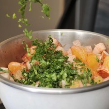 Espolvorear con cilantro picado, chile piquín en polvo y sal al gusto. Mezclar.
