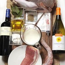 Ingredientes sal al gusto maicena (fécula de maíz) al gusto 1/2 taza de vino blanco 1/2 taza de leche de vaca 250 gramos de tocino ahumado 1 pieza de bolsa de plástico para hornear aceite de oliva al gusto pimienta negra molida al gusto 5 piezas de hoja de laurel vísceras de pavo al gusto 1 pieza de pavo entero
