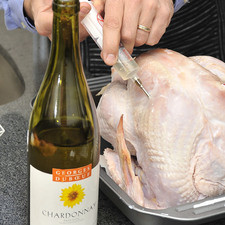Inyectar el pavo con el vino blanco Chardonnay y la leche por separado al menos dos horas antes de hornearlo, de preferencia inyectarlo un día antes y dejarlo en el refrigerador.