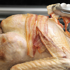 Sacar del horno, abrir la bolsa con mucho cuidado de no quemarse utilizando unas tijeras, retirar las rebanadas de tocino y dejar dorar el pavo sobre una charola durante 30 minutos más dentro del horno para que se dore la piel.