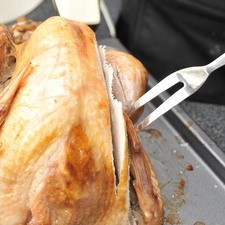 Sacar del horno y rebanar caliente con un cuchillo eléctrico.
