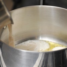 Dividir esta mezcla en dos para prepara una salsa blanca y una tinta. para preparar la salsa blanca, sofreír la mezcla en un poco de aceite de oliva.