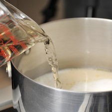 Agregar vino blanco en la misma cantidad que la mezcla y dejar reducir unos 15 a 20 minutos. Sazonar con sal y pimienta.