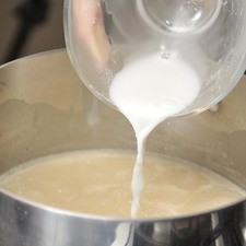 Agregar un par de cucharadas de maicena disuelta en un poco de agua para espesar la salsa, mezclar vigorosamente para que no se formen grumos y continuar cociendo hasta que tome la consistencia espesa deseada.