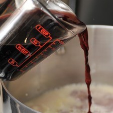 Para preparar la salsa tinta, repetir el procedimiento con la otra mitad de la mezcla, pero agregar vino tinto en vez de blanco.