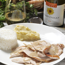 Servir el pavo rebanado, bañado con la salsa blanca y acompañado de ensalada de manzana, arroz, puré de papa y relleno. Acompañar con Vino blanco Chardonnay 2009, Georges Duboeuf, Vin de Pays