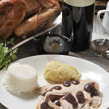 Servir el pavo rebanado, bañado con la salsa tinta y acompañado de ensalada de manzana, arroz, puré de papa y relleno. Acompañar con Vino tinto Chateau de Parenchere, Cuveé Raphael, Bordeaux
