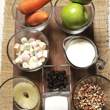 3 manzanas 1 rebanada de piña en almíbar 1 taza de crema 5 cucharadas de azúcar ½ de taza de nuez picada ¼ taza de pasas 2 zanahorias 1 taza de malvaviscos