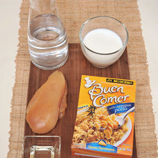 Ingredientes: 1 Caja de buen comer queso parmesano 250 Gr pechuga de pollo en trocitos 2 cucharadas de aceite de canola 2 ½ tazas de agua calientes 1 taza de leche 250 gr de pechuga de pollo