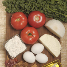 3 jitomates 2 chiles guajillo 1 chile chipotle seco ¼ de cebolla 1 diente de ajo 4 clavos de olor 1 rajita de canela 1 manojo de huauzontles 250 gramos de queso panela 3 huevos enteros ½ taza de harina de trigo Aceite de oliva Sal al gusto