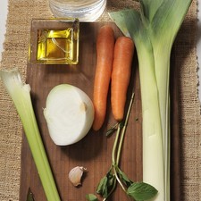 Ingredientes: 2 piezas de zanahoria sal al gusto 1 diente de ajo 1 pieza de hoja de laurel 2 ramas de hierbabuena fresca 1 1/2 litros de agua aceite de oliva al gusto 1 rama de apio 1 pieza de poro 1/2 pieza de cebolla blanca