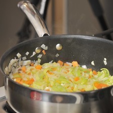 Picar la cebolla, la zanahoria, el poro y el apio. Freír con aceite de oliva dentro de una olla hasta que estén doradas, aproximadamente 5 minutos.