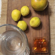 Ingredientes: 4 piezas de guayaba 1 pieza de toronja 1 litro de agua 1/4 taza de miel de agave