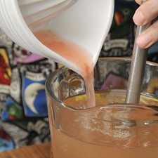 Exprimir la toronja y agregar el jugo de las mismas a la jarra.