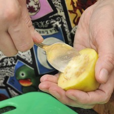 Cortar las gayabas previamente lavadas por la mitad. Retirar las semillas con la ayuda de una cuchara y descartar.