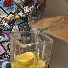 Colocar las cáscaras en el vaso de la licuadora y licuar junto con un poco del jugo que está en la jarra.