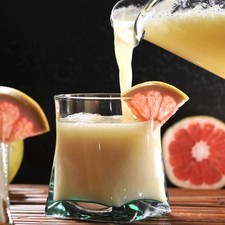 Servir en vasos con hielo para tener un agua bien fría.