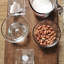Ingredientes: 2 tazas de cachauate con cáscara 1 taza de azúcar blanca 1/2 taza de agua manteca vegetal al gusto 1/4 cucharita de sal S 4082 1475629507