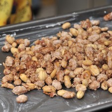 Voltear los cacahuates sobre la charola y dejar enfriar hasta que los cacahuates estén lo suficientemente fríos para manipularlos. S 4087 1475629505