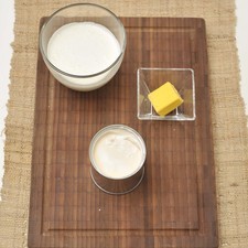 Ingredientes: 1 taza crema para batir 3 cucharadas de mantequilla 1 lata de media crema Nestlé