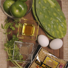 200 gramos sopa de engrane 6 nopales pequeños 4 tomates verdes 2 dientes de ajo 1/3 de cebolla 2 ramas de cilantro 2 huevos 2 cucharadas de aceite de oliva Sal al gusto Pimienta al gusto