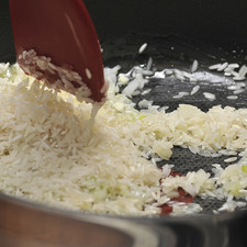 Agregar el arroz y cocer sin dejar de menear hasta que esté dorado pero no quemado.