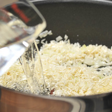 Añadir el agua, sazonar con sal y tapar la olla. Cocer a lumbre media durante 15 minutos hasta que se seque el arroz. Es importante no estar abriendo la tapa constantemente ni mover el arroz para que no se bata.