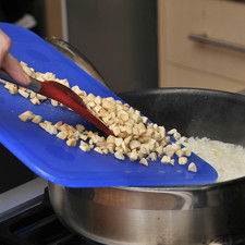 Mientras se cuece el arroz, retirar la cáscara y picar cada almendra en 6 partes. Colocar la almendra picada en una charola para galletas y hornear a 350°F (175 °C) de tres a cinco minutos hasta que esté tostada pero no quemada. Agregar las almendras tostadas al arroz. Mezclar.