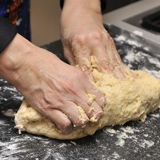 Incorporar poco a poco los ingredientes con la yema de los dedos. Una vez integrada la masa, amasar sacando las burbujas de aire. Dejar reposar la masa tapada a temperatura ambiente al menos dos horas.