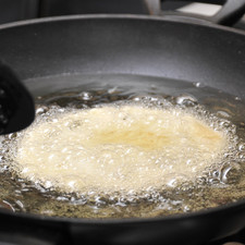 Calentar aceite vegetal y freír los buñuelos, 30 segundos de cada lado hasta que se vean dorados, pero no quemados.