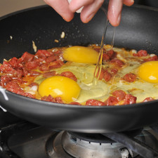 Añadir los huevos. Sazonar con sal al gusto. Cocer sin mover demasiado.