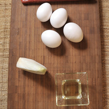 50 gramos de chorizo ¼ de cebolla Aceite de oliva, al gusto 4 huevos Sal, al gusto