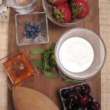1 zapote mamey ½ taza de yogur ½ taza de agua 3 cucharadas de miel 8 fresas 16 zarzamoras 16 frambuesas Hojas de hierbabuena