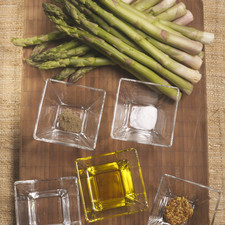 1 manojo de espárragos 1 pizca de bicarbonato de sodio ¼ taza aceite de oliva 2 cucharadas de vinagre blanco 1 cucharita de mostaza Dijon ¼ de cucharadita de pimienta negra molida ½ cucharadita de sal