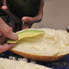 Añadir rebanadas de aguacate.
