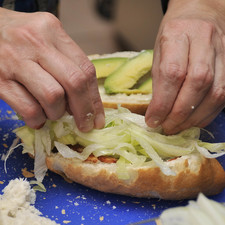 Colocar una rebanada grande de pierna, lechuga, previamente lavada, desinfectada y rebanada.