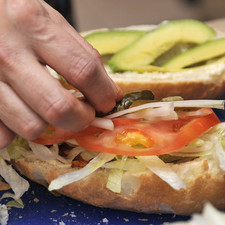 Agregar rebanadas de jitomate, rebanadas delgadas de cebolla, chiles al gusto, sal y un chorrito de aceite de oliva.