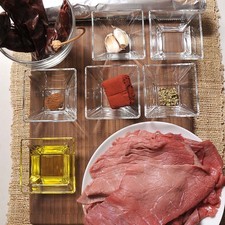 Ingredientes: 1/4 cucharita de orégano seco 6 piezas de chile guajillo 1/4 cucharita de canela en polvo 50 gramos de achiote 2 cucharadas de vinagre blanco 2 dientes de ajo 6 piezas de bistec de res sal al gusto aceite de oliva al gusto papel aluminio al gusto