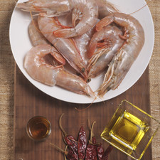 8 camarones grandes 10 chiles de árbol 3 dientes de ajo ¼ taza de mezcal Aceite de oliva Sal al gusto Pimienta al gusto ½ cucharadita de orégano fresco
