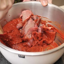 Untar los bistecs con el adobo por ambos lados, colocar en un refractario y tapar bien con papel aluminio. Dejar marinando al menos dos horas dentro del refrigerador. Se puede dejar marinando desde un día anterior.