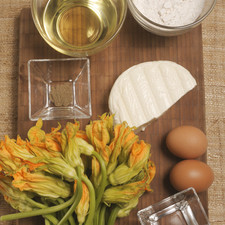 1 manojo de flor de calabaza 250 gr de queso panela 2 huevos 3 cucharadas de agua ½ cucharadita de sal ¼ cucharadita de pimienta negra molida 1 taza de harina de trigo Aceite de canola