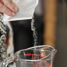 Para preparar el relleno, calentar ¼ de taza de agua en el microondas. Agregar la grenetina poco a poco en forma de lluvia, mezclar ligeramente con un tenedor y dejar reposar 5 minutos hasta que se vea sólida.