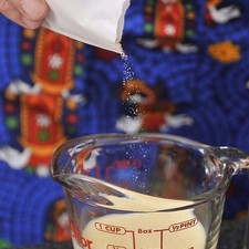 Agregar la grenetina poco a poco en forma de lluvia sobre media taza de rompope frío. Mezclar levemente y dejar que se hidrate durante 5 minutos.
