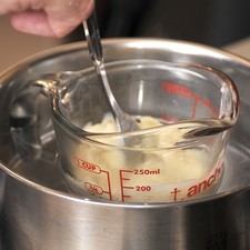 Poner a calentar la grenetina hidratada a baño María dentro de una olla con agua hasta que se disuelva. Retirar del fuego.