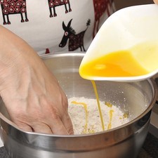 Derretir la mantequilla durante 20 segundos en el horno de microondas o sobre la estufa y dejar que se enfrie un poco. Colocar la mantequilla, la nuez, la harina y al sal en un tazón. Mezclar bien con las manos.